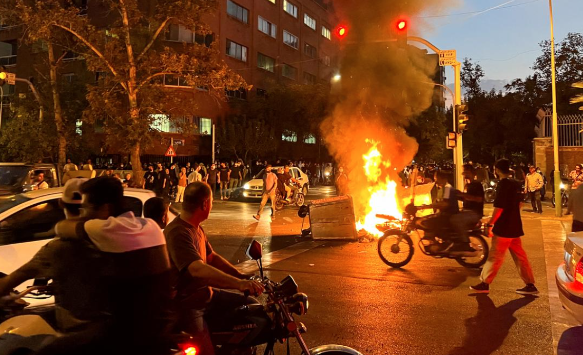 تجمعات ليلية ومظاهرات مناهضة للنظام وحرق صورة خامنئي في عدة مدة إيرانية