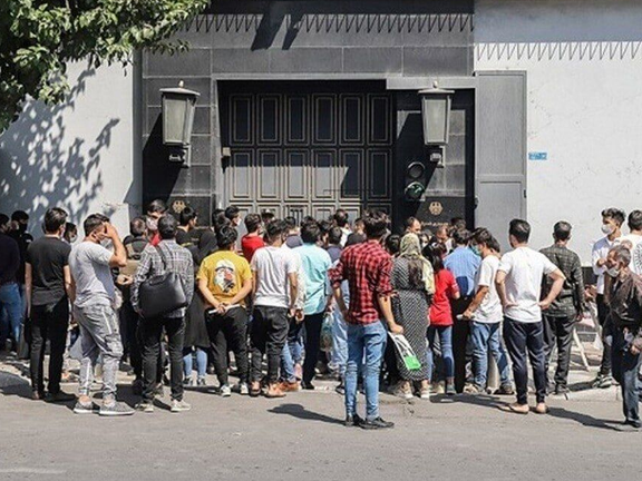 إيران تصف التقارير عن إغلاق السفارات في طهران بـ "حرب نفسية" من قبل إسرائيل