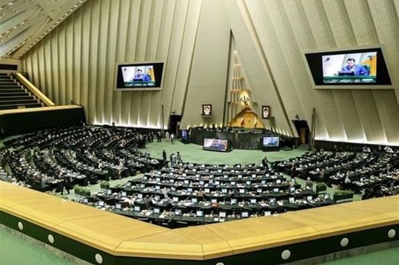 مشروع قانون في البرلمان الإيراني يمنع المشاهير من التعليق على الأحداث