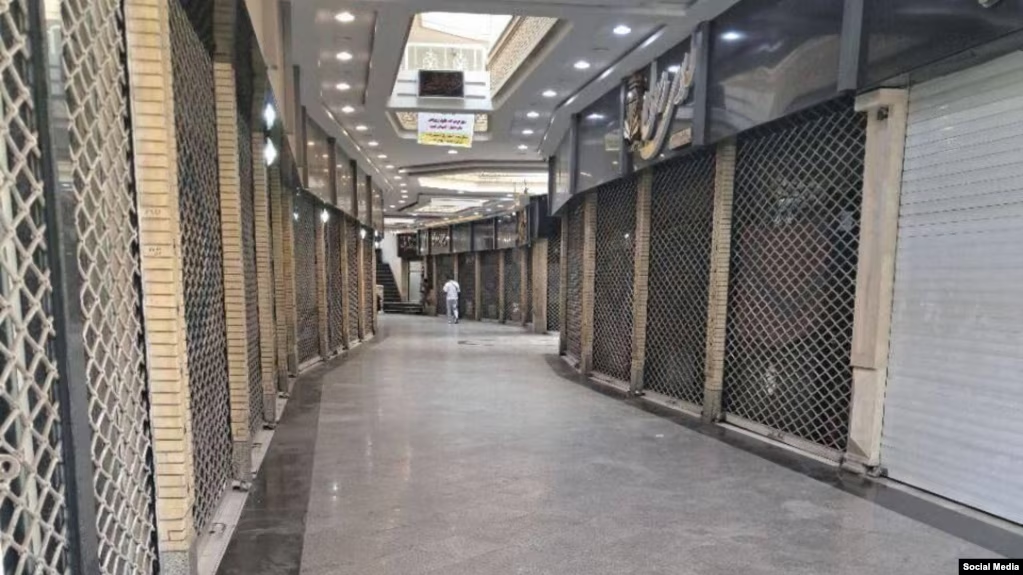 احتجاجًا على إجراءات الحكومة وسياساتها الضريبية.. الإضرابات تشل سوق الذهب في إيران 