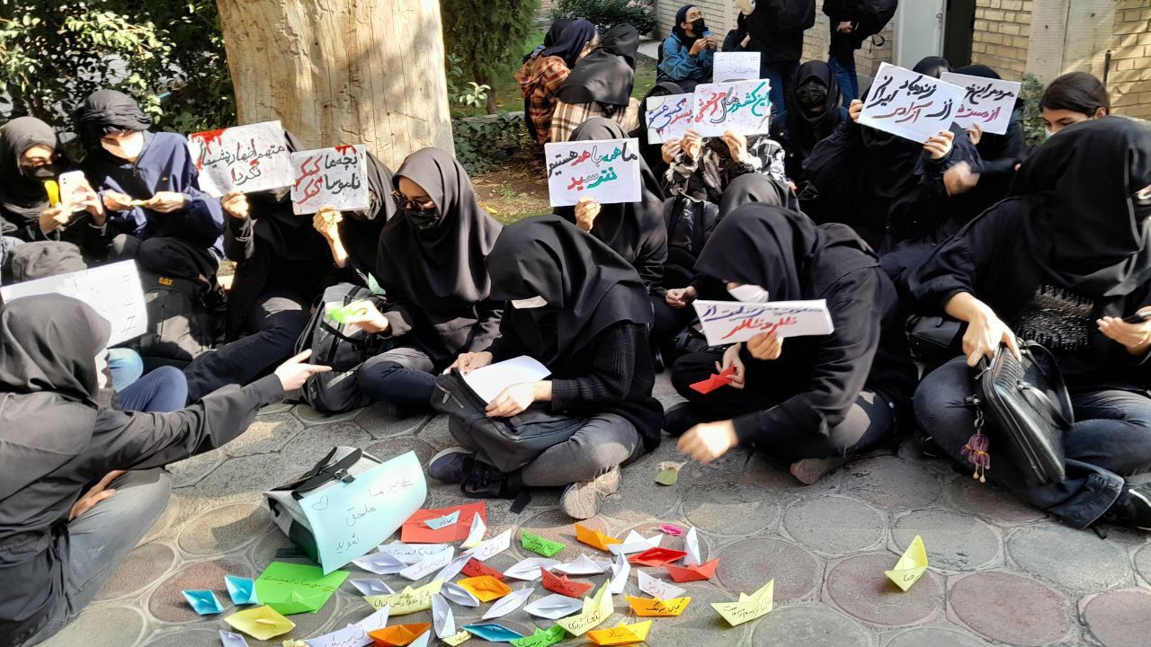 استمرار الاحتجاجات في جامعات إيران تحت شعار "المنتخب في قطر والمئات يقتلون"