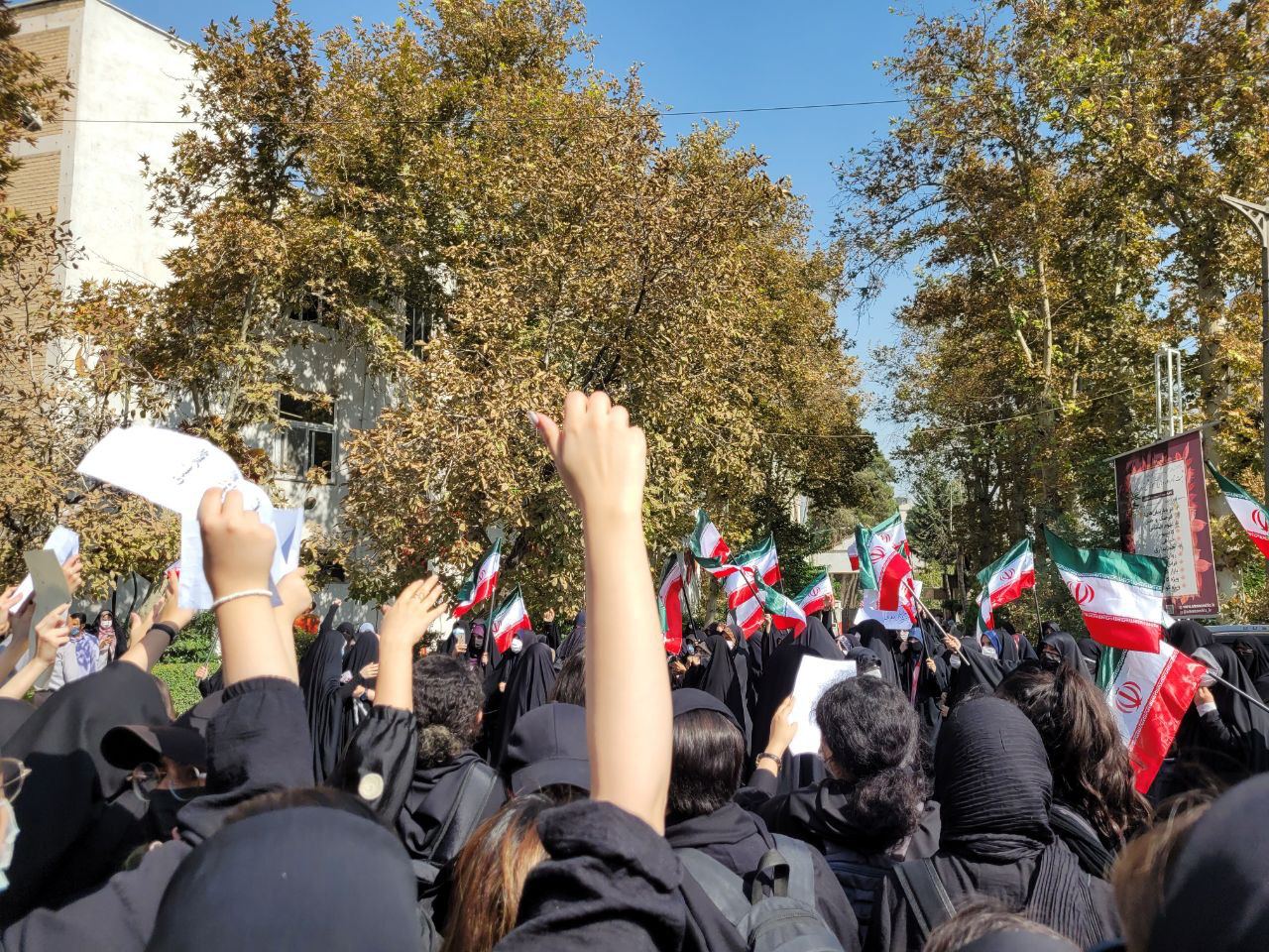 انتفاضة إيران: انطلاق الاحتجاجات.. ونقل نقاط تفيش الشرطة في العاصمة بعد إضرام النار فيها