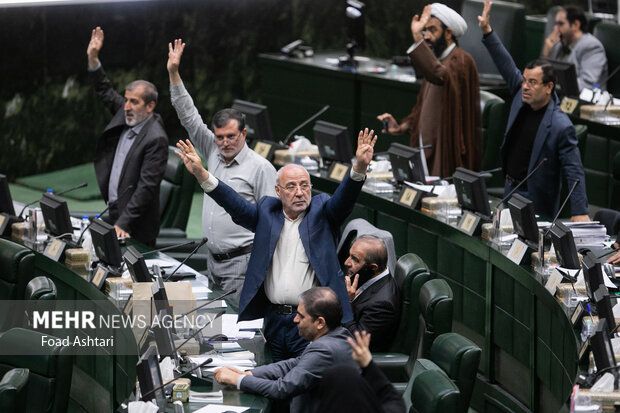 اختراق خوادم البرلمان الإيراني يعطل نظام التصويت.. والنواب صوتوا على الموازنة قياما وقعودا