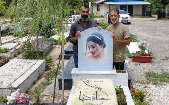 پدر حنانه کیا، معترض کشتهشده در خیزش انقلابی، از نصب سنگ مزار او در نوشهر خبر داد