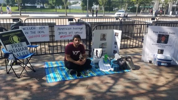 شهاب دلیلی و پسرش بهطور همزمان در زندان اوین و مقابل کاخ سفید اعتصاب غذا کردند