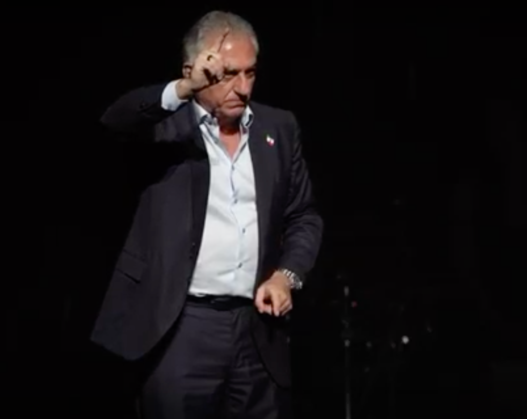 شاهزاده رضا پهلوی: از آن‌هایی که فحاشی و هتاکی می‌کنند اعلام برائت کنیم