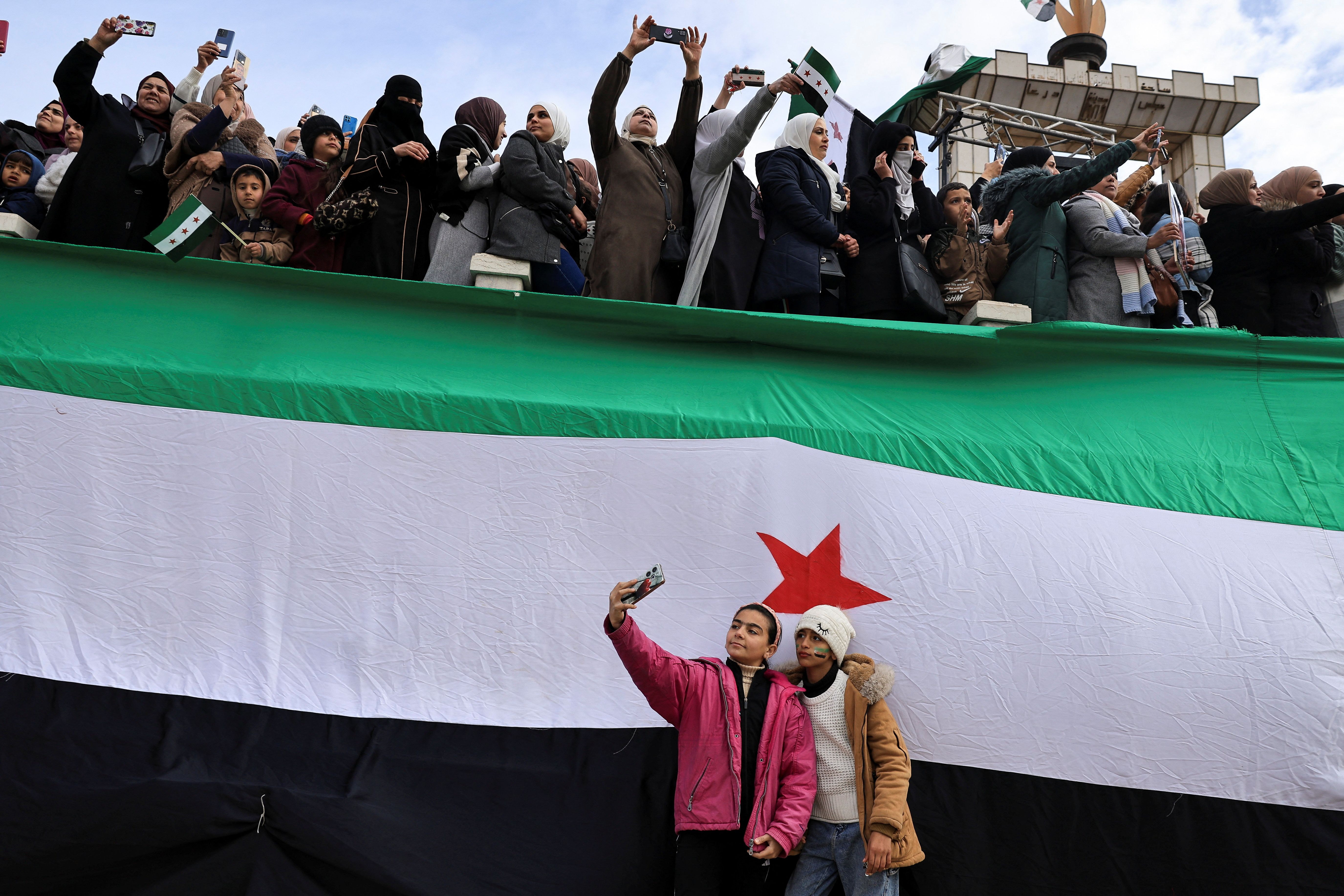 خوشحالی مردم سوریه از سقوط حکومت بشار اسد، درعا، هفتم دی