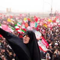 زنان در تشییع خامنهای؛ بدن زنانه، ابزار بازسازی اقتدار