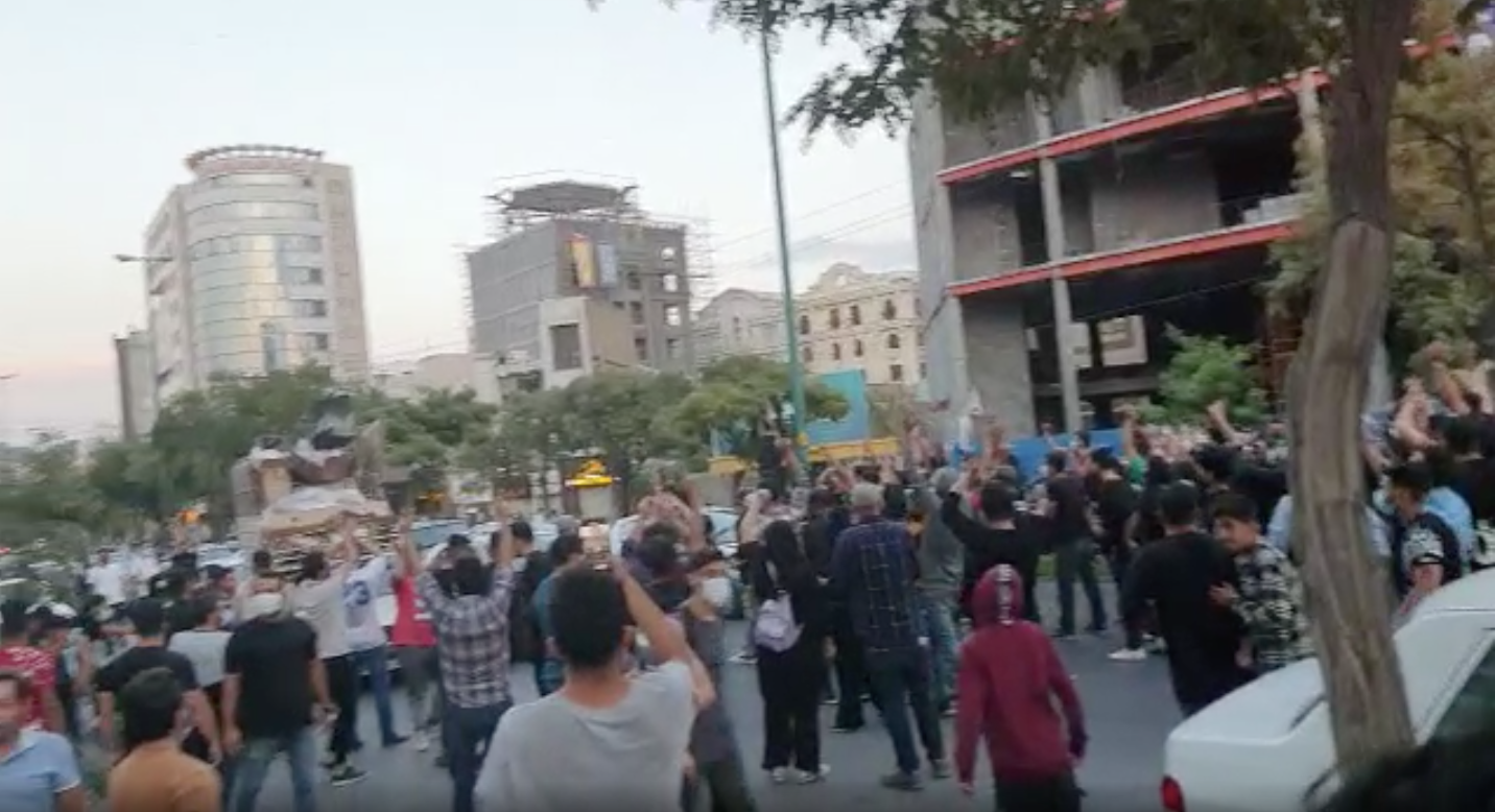 إيران تنتفض والأمن يستخدم الرصاص الحي لتفريق المتظاهرين وحرق صور خامنئي وسليماني