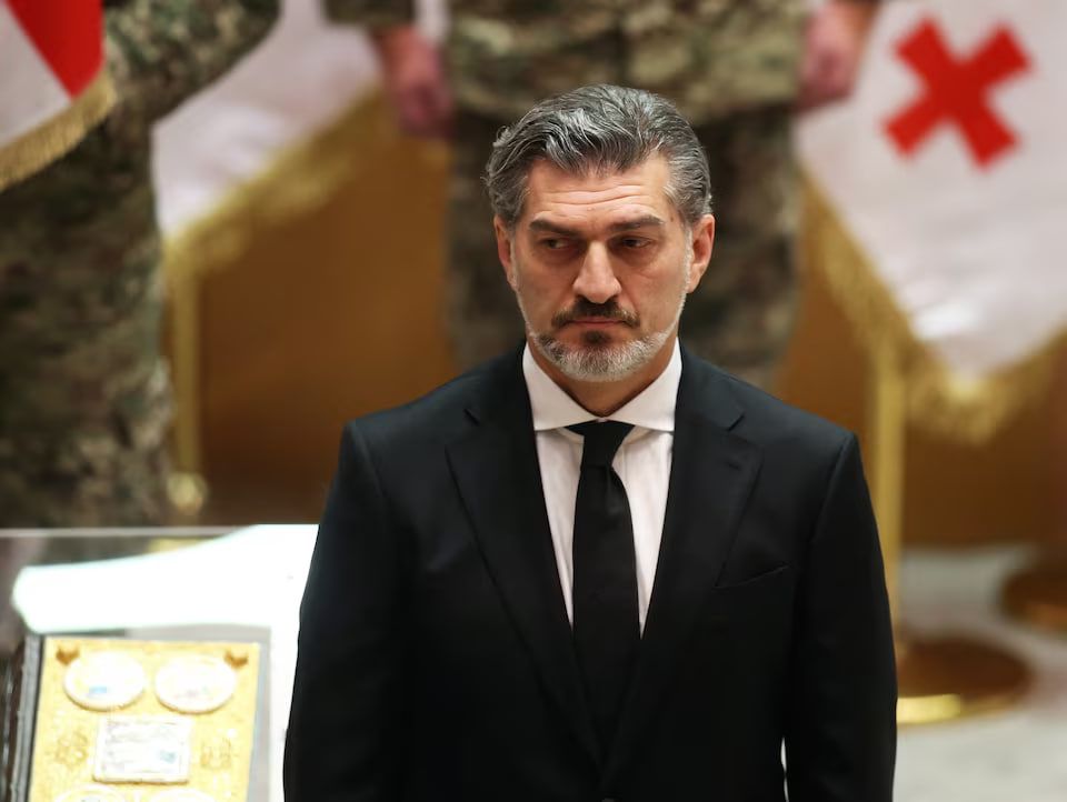 رییس‌جمهوری ضد غرب گرجستان هم‌زمان با اعتراض مخالفانش سوگند یاد کرد