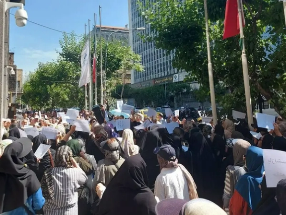 اعتراضًا على سوء المعيشة وانتشار الفساد.. تجمعات احتجاجية للمتقاعدين في عدة مدن بإيران