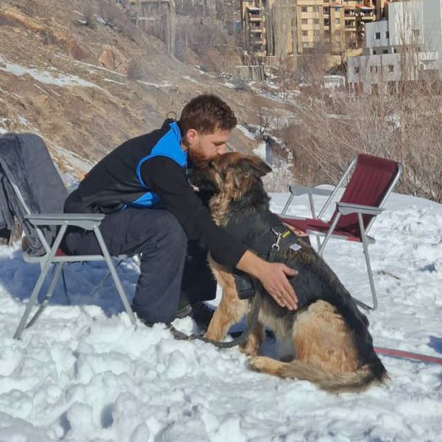 معترضی که وقتی ایستاد تا به زنی مسن کمک کند،‌ هدف گلوله قرار گرفت