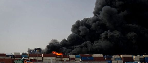 آسمان بندر عباس روشن شد آتش هنوز خاموش نشده