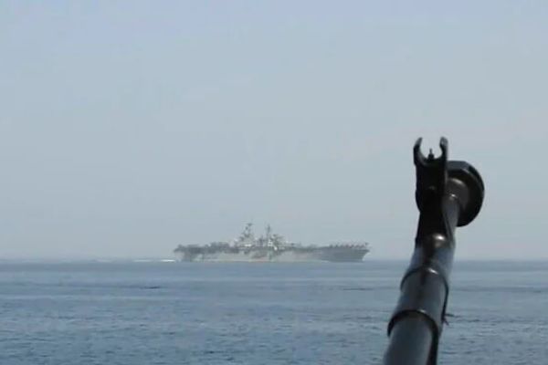 پس از حملات متقابل آمریکا و جمهوری اسلامی، یک نفتکش در تنگه هرمز هدف قرار گرفت