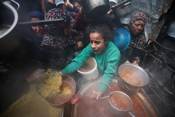 فلسطینیان در صف دریافت غذا در بیت لاهیا در شمال نوار غزه، هشتم اردیبهشت