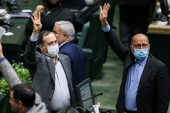 Lawmakers discussing Iran's budget in a session on January 9, 2022