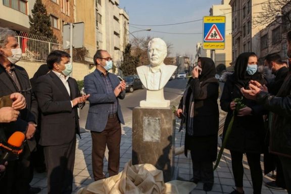 سردیس یادبود منصور پورحیدری دزدیده شد