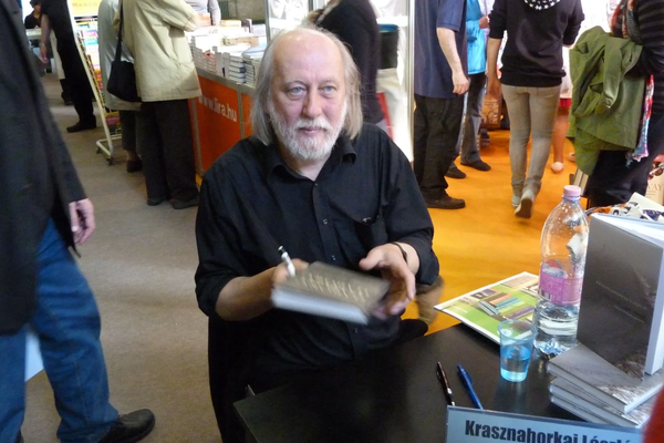 لاسلو کراسناهورکایی، نویسنده مجارستانی، برنده جایزه نوبل ادبیات سال ۲۰۲۵ شد