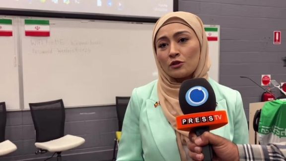 فاطمه پیمان، سناتور استرالیایی در حال مصاحبه با پرستیوی