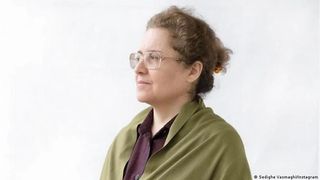 مبارزه با حجاب اجباری و شورش علیه خود