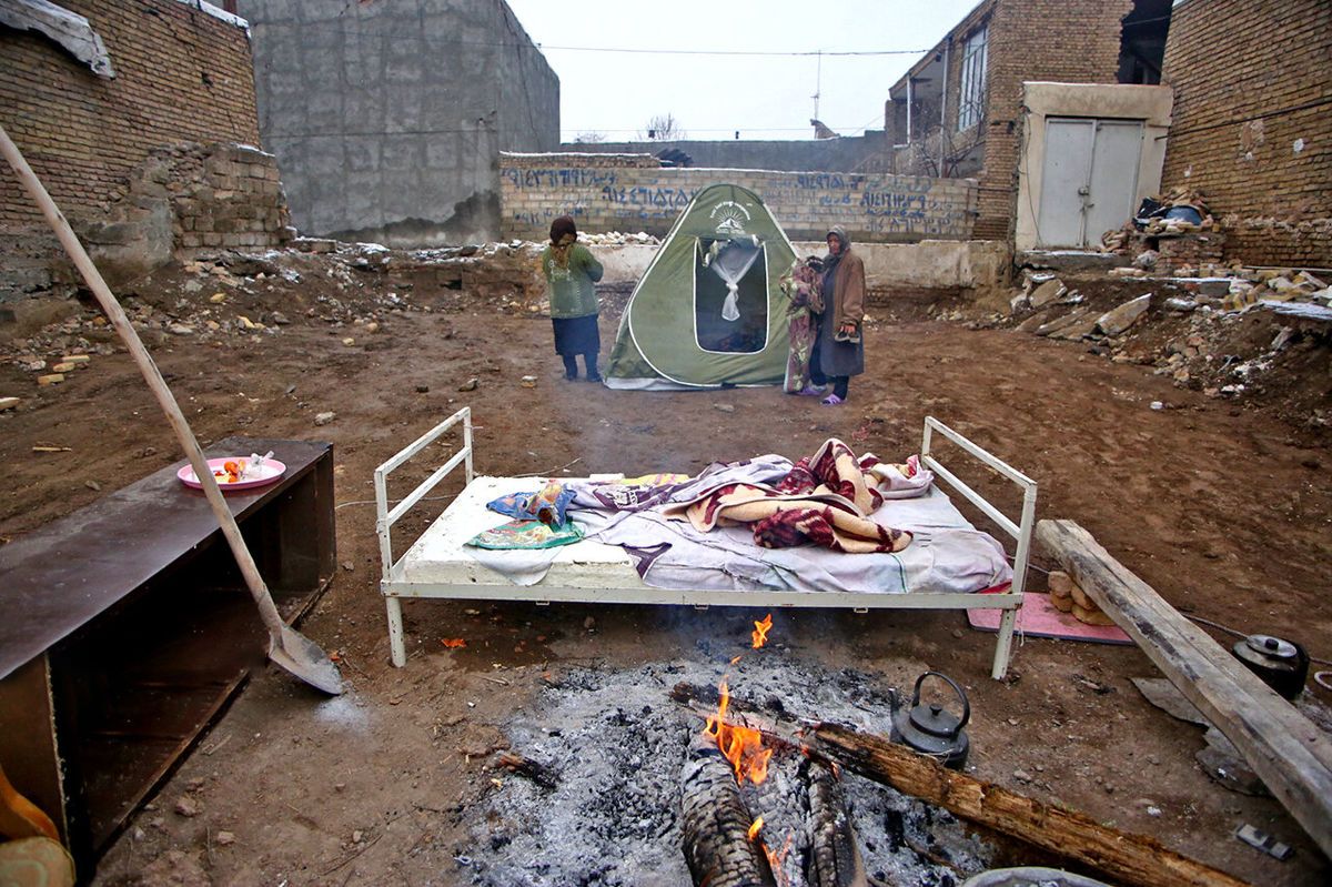 وضعیت ناگوار زلزله‌زدگان خوی؛ شهروندان برای چهارمین شب در سرمای زیر صفر خیابان خوابیدند