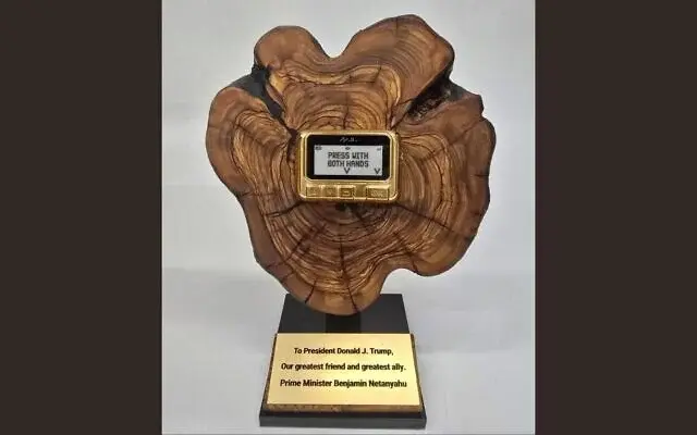  نتانیاهو چند ماه پس از حمله در دیدار  با ترامپ یک پیجر طلایی به او هدیه داد. این هدیه نماد «عزم» اسرائیل برای «درهم شکستن اراده سازمان تروریستی حزب‌الله» خوانده شد و روی آن پیام «با هر دو دست فشار دهید» دیده می‌شد.