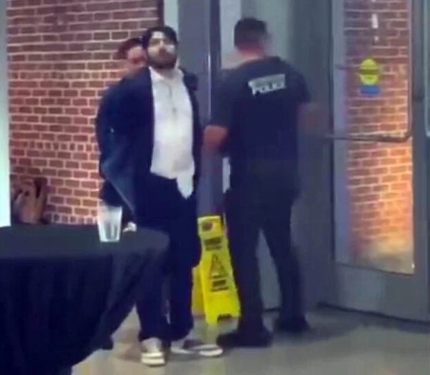 این تصویر از ویدیویی که زمان بازداشت این فرد را نشان می‌دهد و در ایکس منتشر شده، اسکرین‌شات گرفته شده است