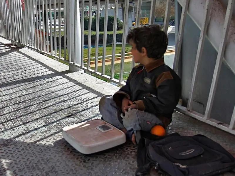 مسؤول إيراني: يمكن القضاء على الفقر في البلاد من خلال ثروات مؤسسة مالية يديرها المرشد