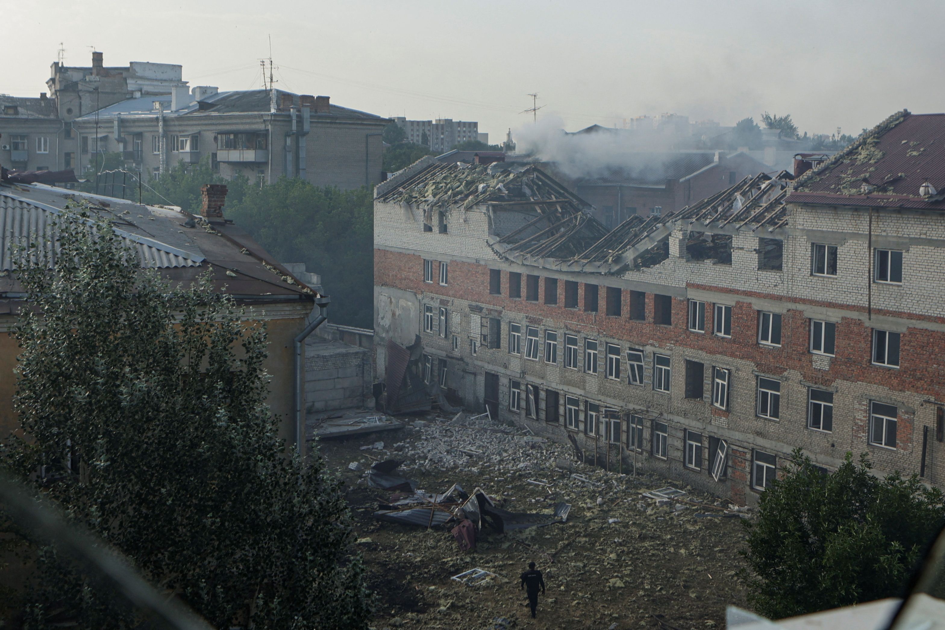 ویرانی‌ها برجا مانده از حمله پهپادی روسیه به شهر خارکیف، ۲۰ تیر
