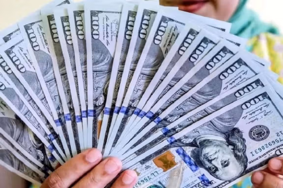 الدولار يواصل صعوده القياسي في إيران ويتخطى 131 ألف تومان لأول مرة وارتفاع غير مسبوق للذهب
