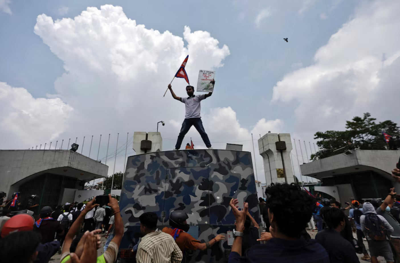 در پی اعتراضات نسل زد در نپال، دولت ممنوعیت شبکه‌های اجتماعی را لغو کرد