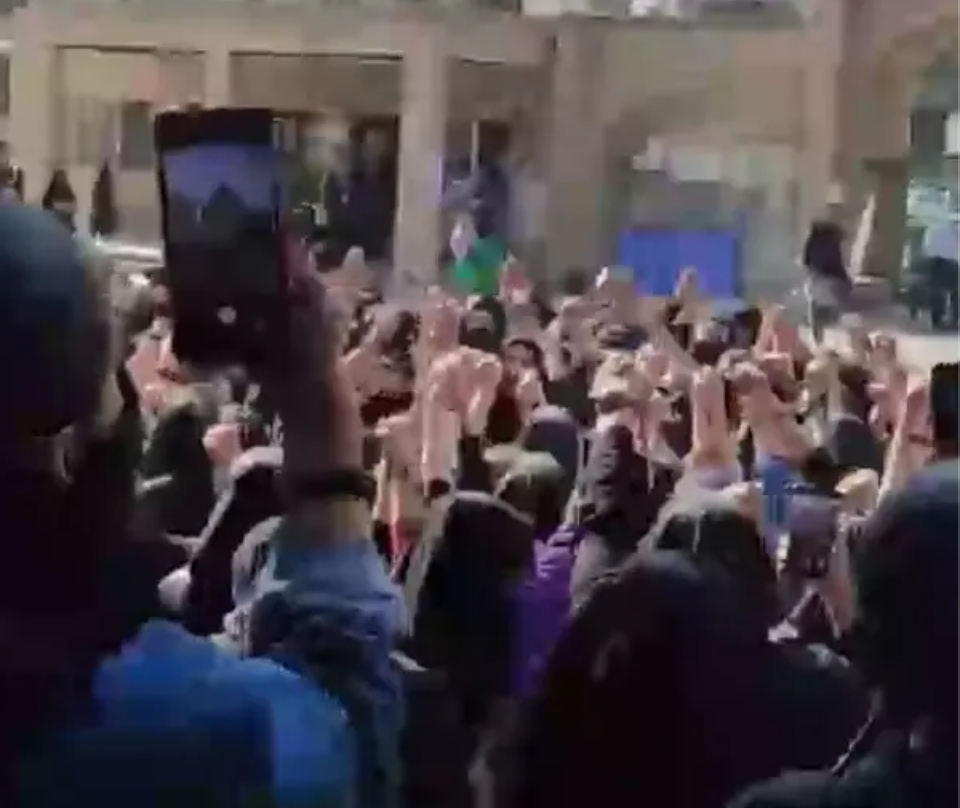 احتجاجات طلاب جامعات إيران للأسبوع الخامس: "طهران أصبحت سجنا وإيفين مسلخا"