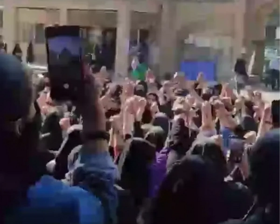 احتجاجات طلاب جامعات إيران للأسبوع الخامس: "طهران أصبحت سجنا وإيفين مسلخا"