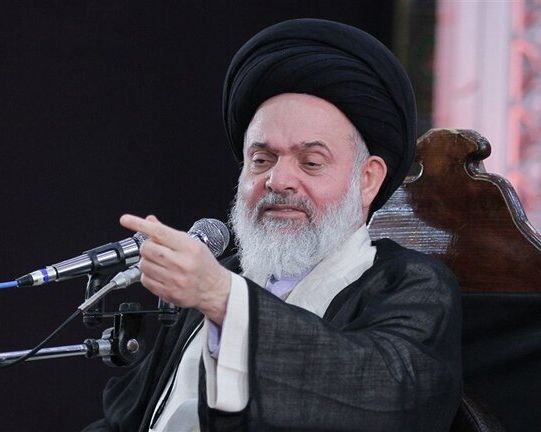 رجل دين إيراني: على الناس أن يوجهوا أصابع الاتهام للعدو لأنه السبب في المشاكل الاقتصادية