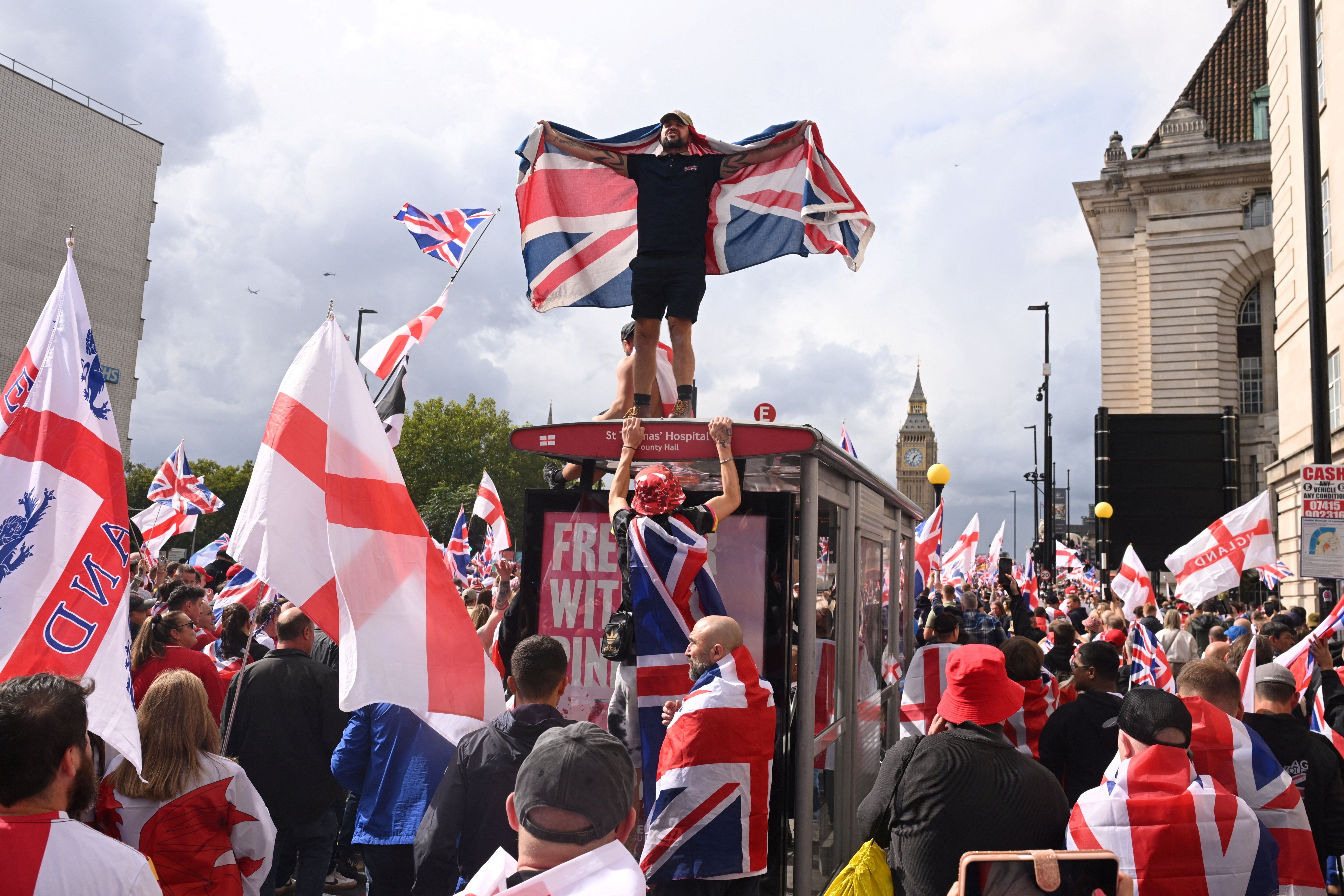 نخست‌وزیر بریتانیا پس از راهپیمایی ضد مهاجران: شهروندان حق «اعتراض مسالمت‌آمیز» دارند