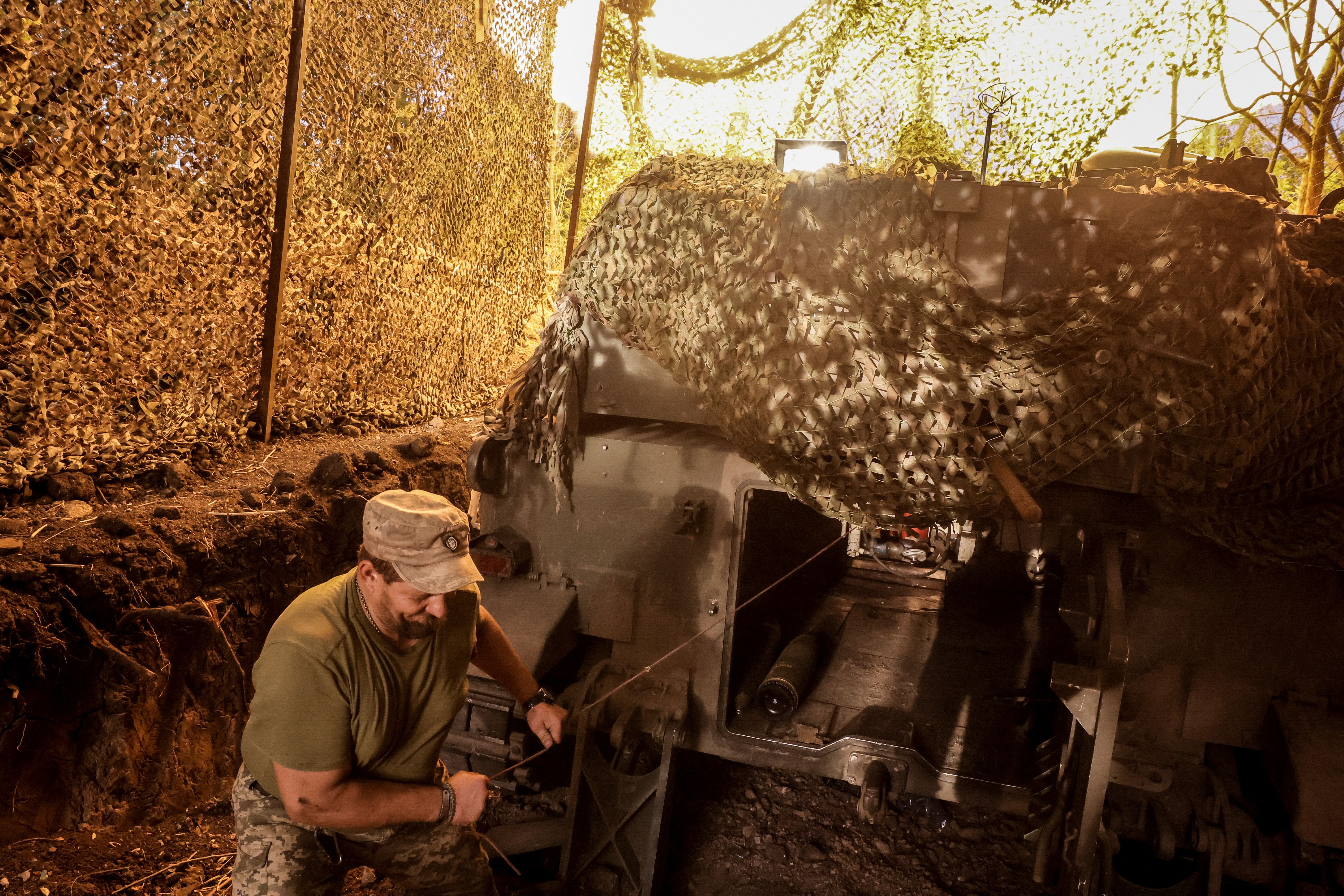 یک سرباز اوکراینی در خط مقدم نبرد با روسیه در نزدیکی شهر چاسیو، منطقه دونتسک اوکراین، ۳۰ تیر