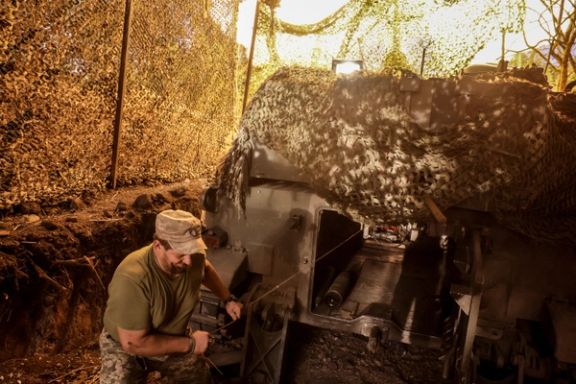 یک سرباز اوکراینی در خط مقدم نبرد با روسیه در نزدیکی شهر چاسیو، منطقه دونتسک اوکراین، ۳۰ تیر