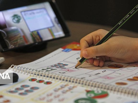 معاون وزیر بهداشت: ۲۵ درصد فرزندان خانوادهها بهخاطر نداشتن گوشی هوشمند ترک تحصیل کردند