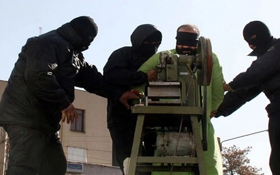 السلطات الإيرانية تبتر أصابع سجين متهم بسرقة 5 خراف من مزرعة عنصر بالحرس الثوري