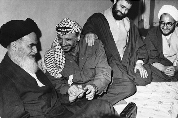 یاسر عرفات، رییس سازمان آزادیبخش فلسطین، در دیدار با روحالله خمینی، ۱۳۵۷