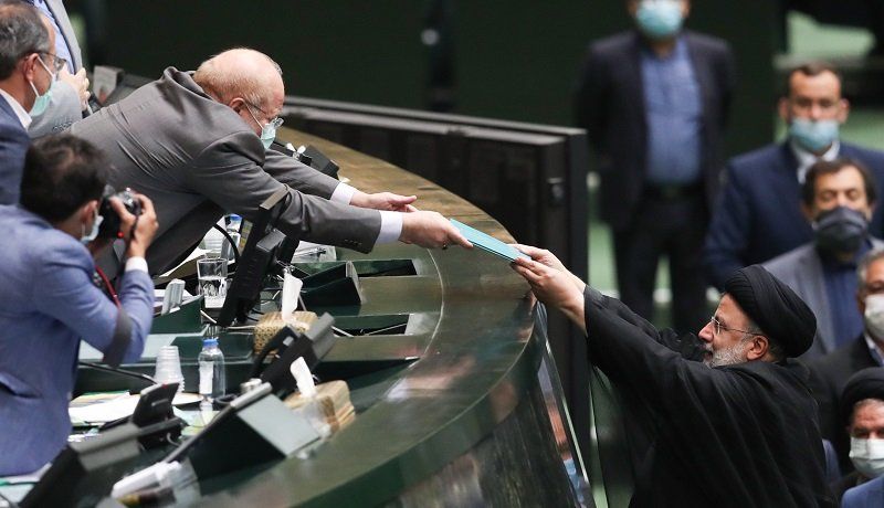 انتقاد روزنامه دولت و معاون پارلمانی رئیسی از تغییرات بودجه و بلاتکلیفی ارز ۴۲۰۰ تومانی