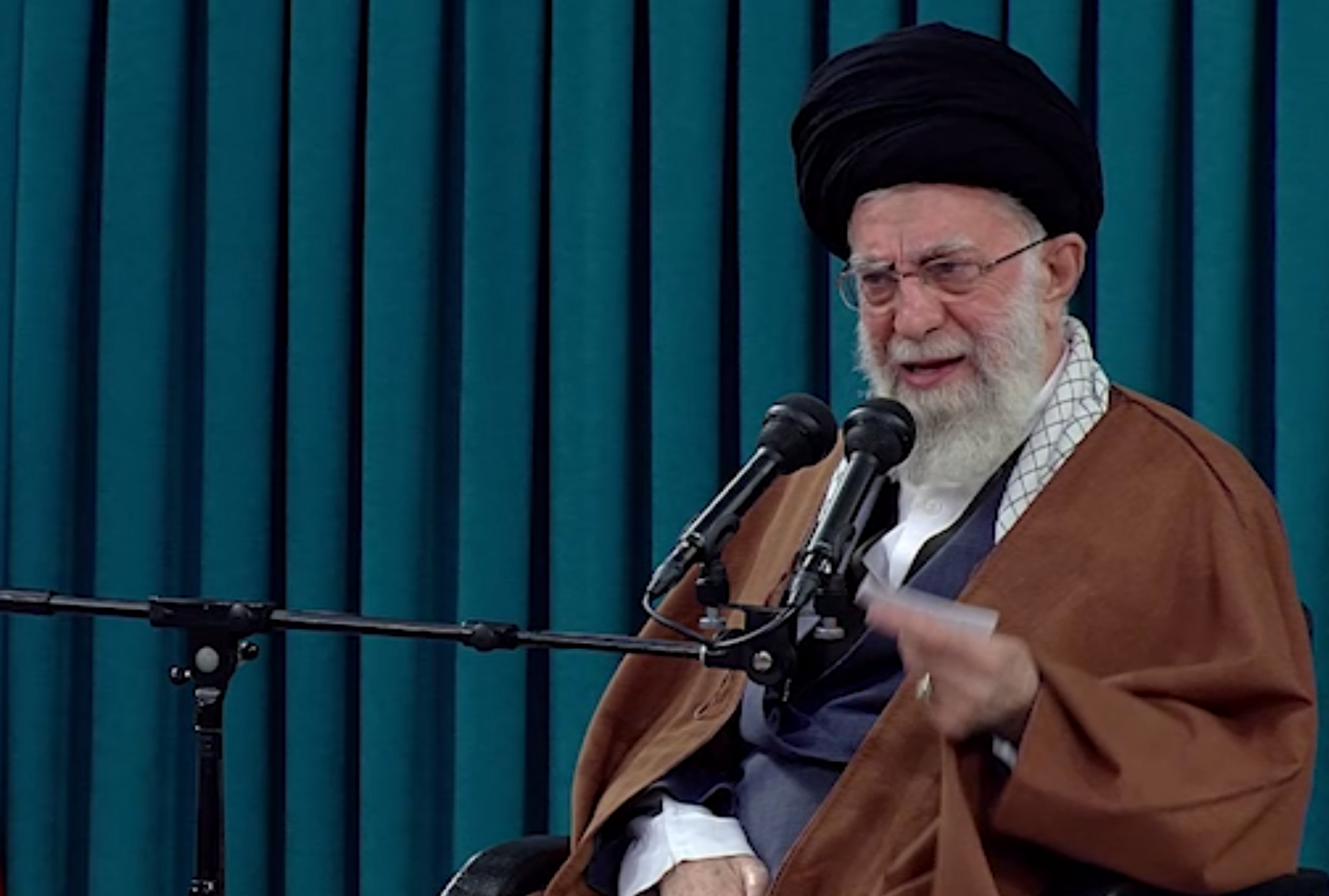 رافضا الاستفتاء على القضايا المختلفة.. المرشد الإيراني: العامة لا تملك القدرة على التحليل