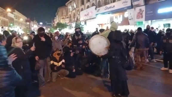 احتجاجات إيران تتصاعد بيومها التاسع.. إضرابات واعتقالات لمراهقين ودعم يزداد داخليا وخارجيا