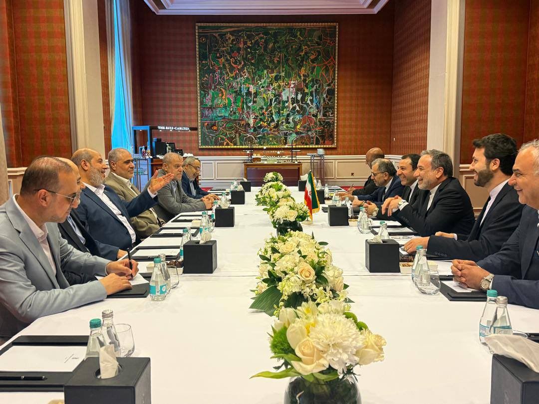 وصف إسرائيل بـ "عدو المنطقة".. وزير خارجية إيران يلتقي أمير قطر وقادة "حماس" في الدوحة