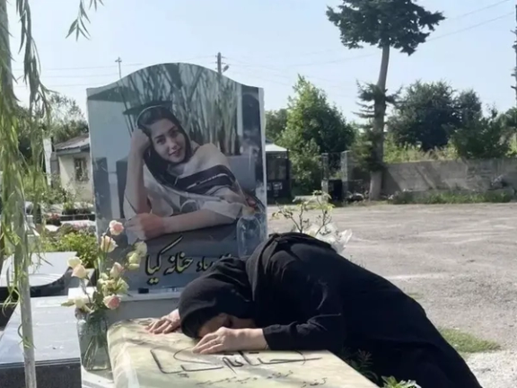 حصور مادر حنانه کیا بر مزارش: سنگ مزارت دیگر آرامم نمیکند