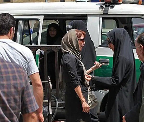 حملات جديدة ضد الحجاب الإلزامي في إيران.. وتقارير حول ظهور مافيا العباءة السوداء بالبلاد