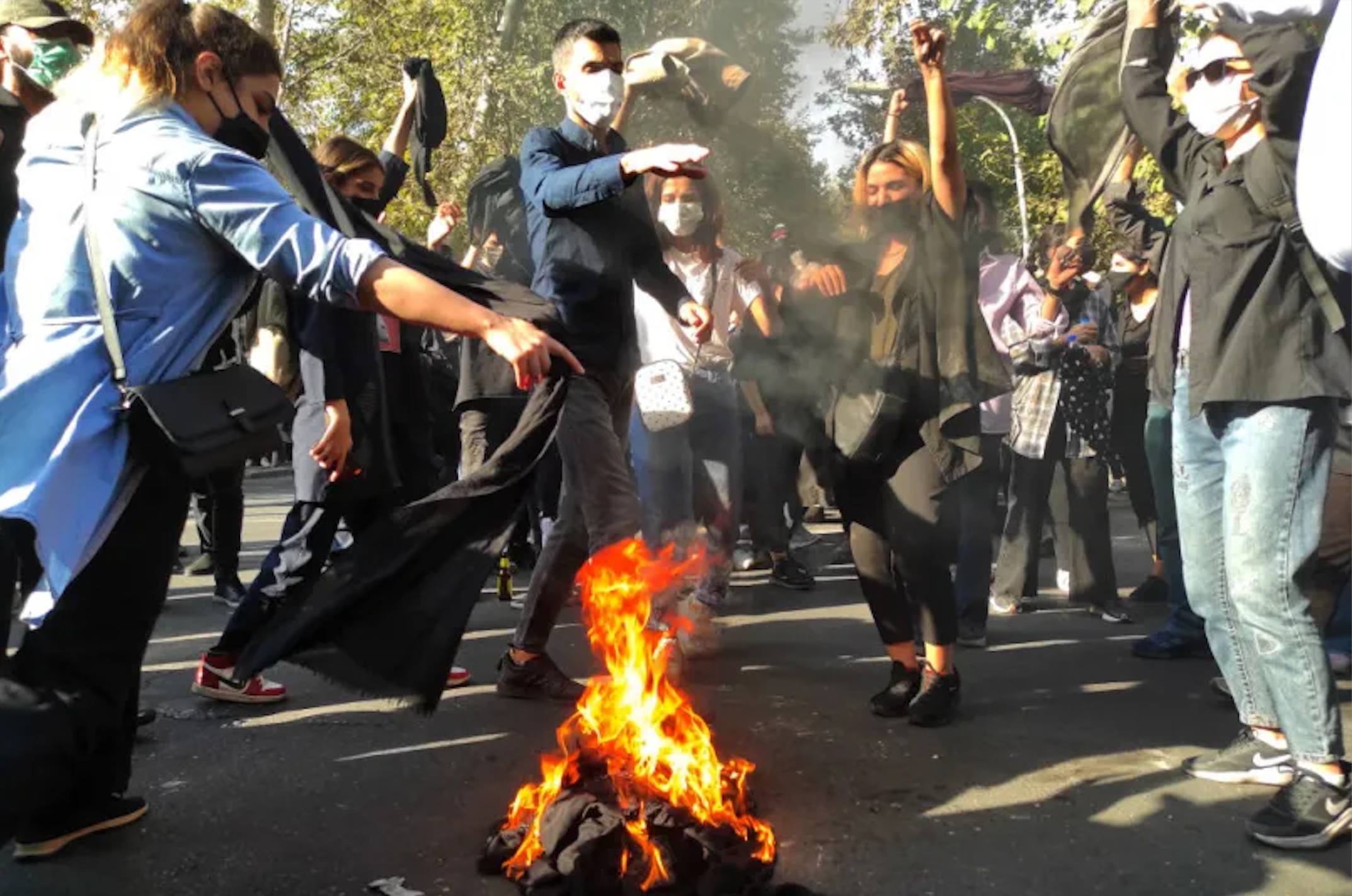 استمرار الاحتجاجات في مدن إيرانية مختلفة تزامنًا مع إصدار أحكام قاسية بحق المتظاهرين