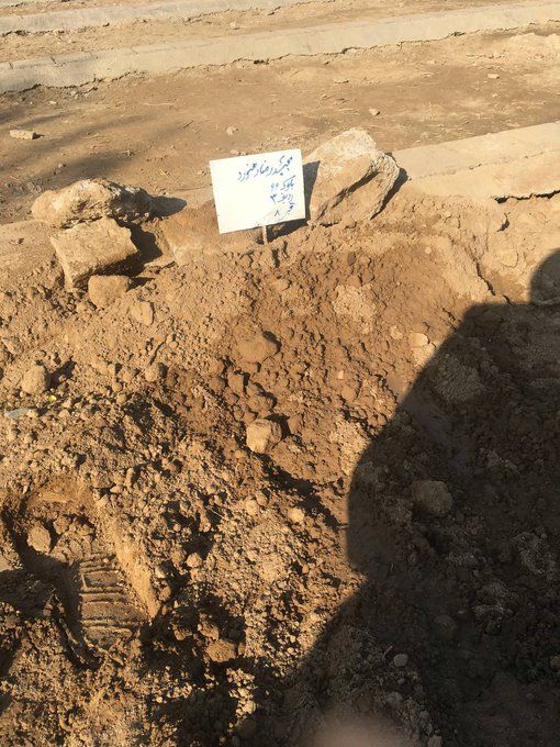 Rahnavard's grave with a hand-written marker