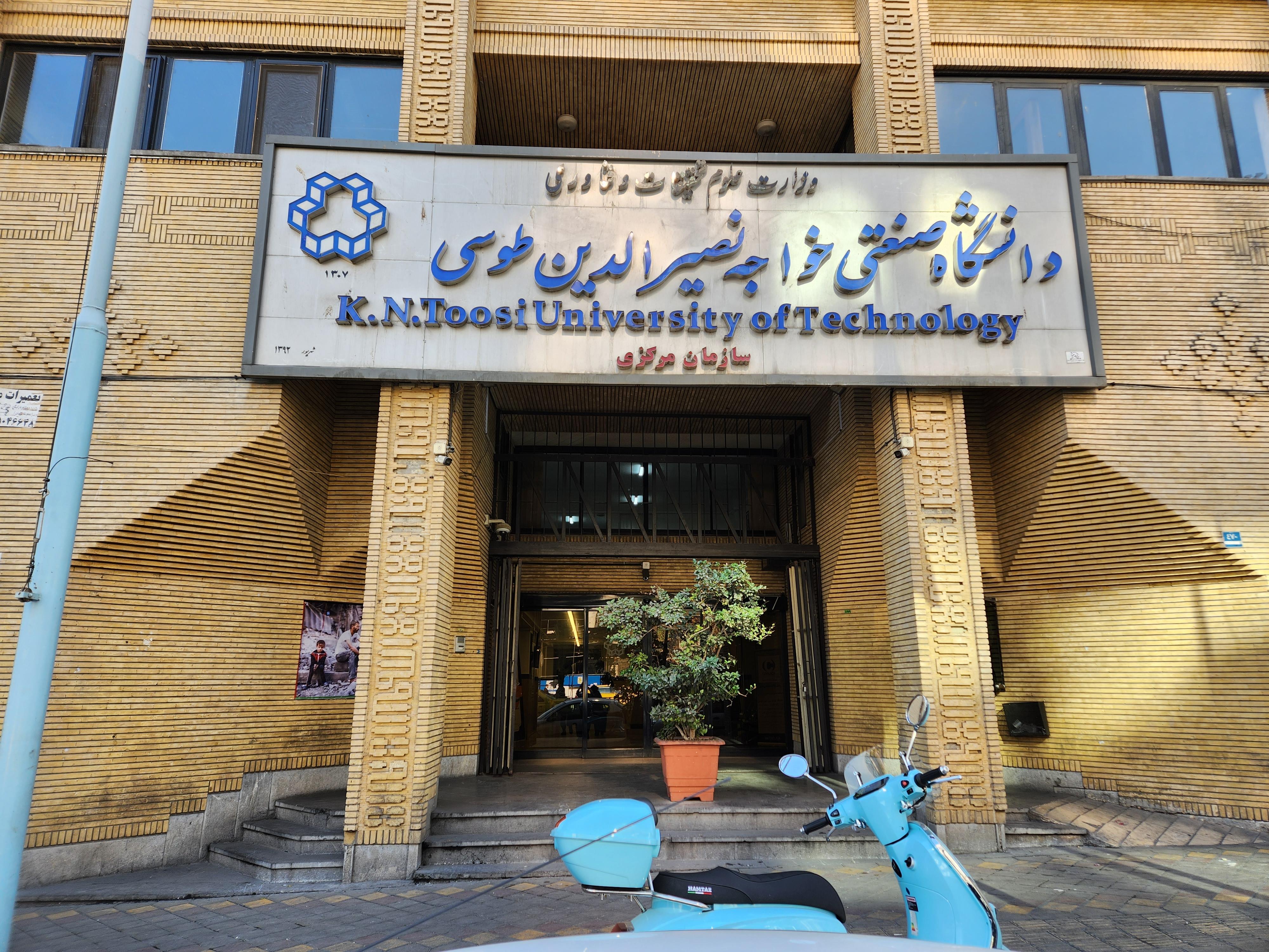 دانشجویان لبنانی حامی حزب‌الله در دانشگاه خواجه نصیر به دانشجویان ایرانی حمله کردند