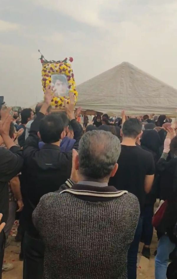 ماموران امنیتی مراسم چهلم سیاوش محمودی را مختل کردند؛ مردم معترض شعار دادخواهی سر دادند